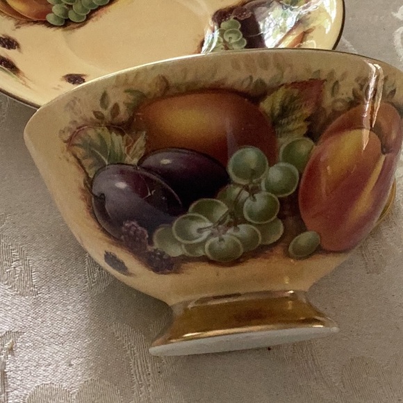 Set of Two Aynsley orchard fruits cups and saucers reproductions 2000 - Picture 7 of 10